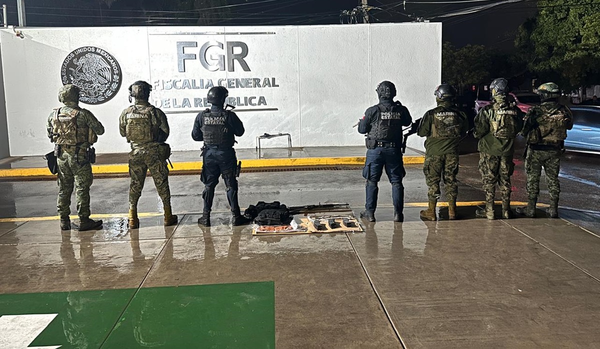 Motociclistas dejan un AK-47, cargadores, droga y huyen, en Culiacán