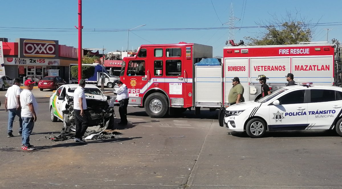 Mujer resulta lesionada en accidente vehicular en la avenida Bicentenario de Mazatlán