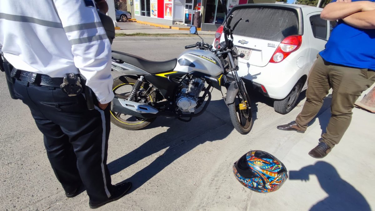 Mujer motociclista es embestida por un vehículo en fraccionamiento Villa Owen en Los Mochis
