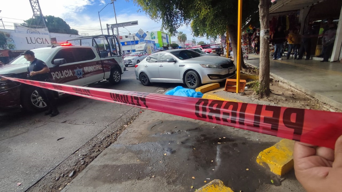 Mujer pierde la vida a las afueras del mercado Independencia en Los Mochis
