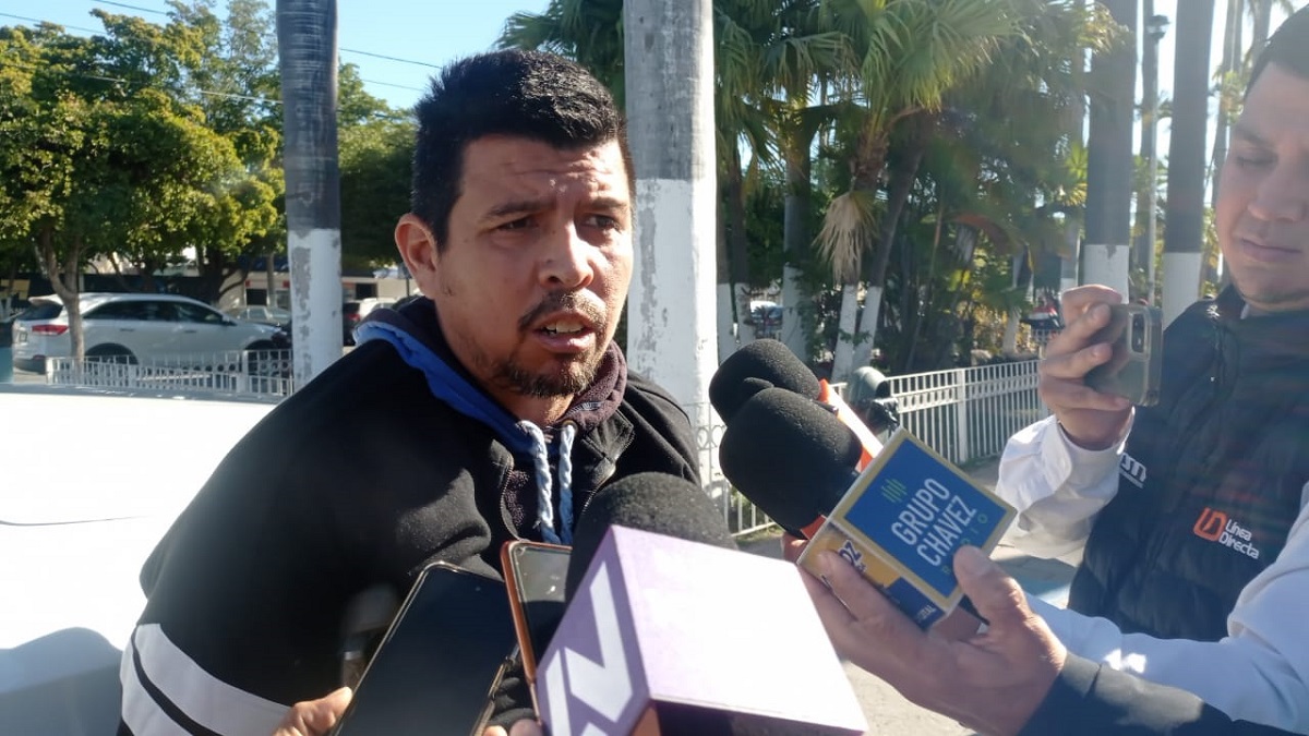 Trabajador de una constructora lo atropelló, se niegan a pagar un peso; Neker peregrina en busca de ayuda