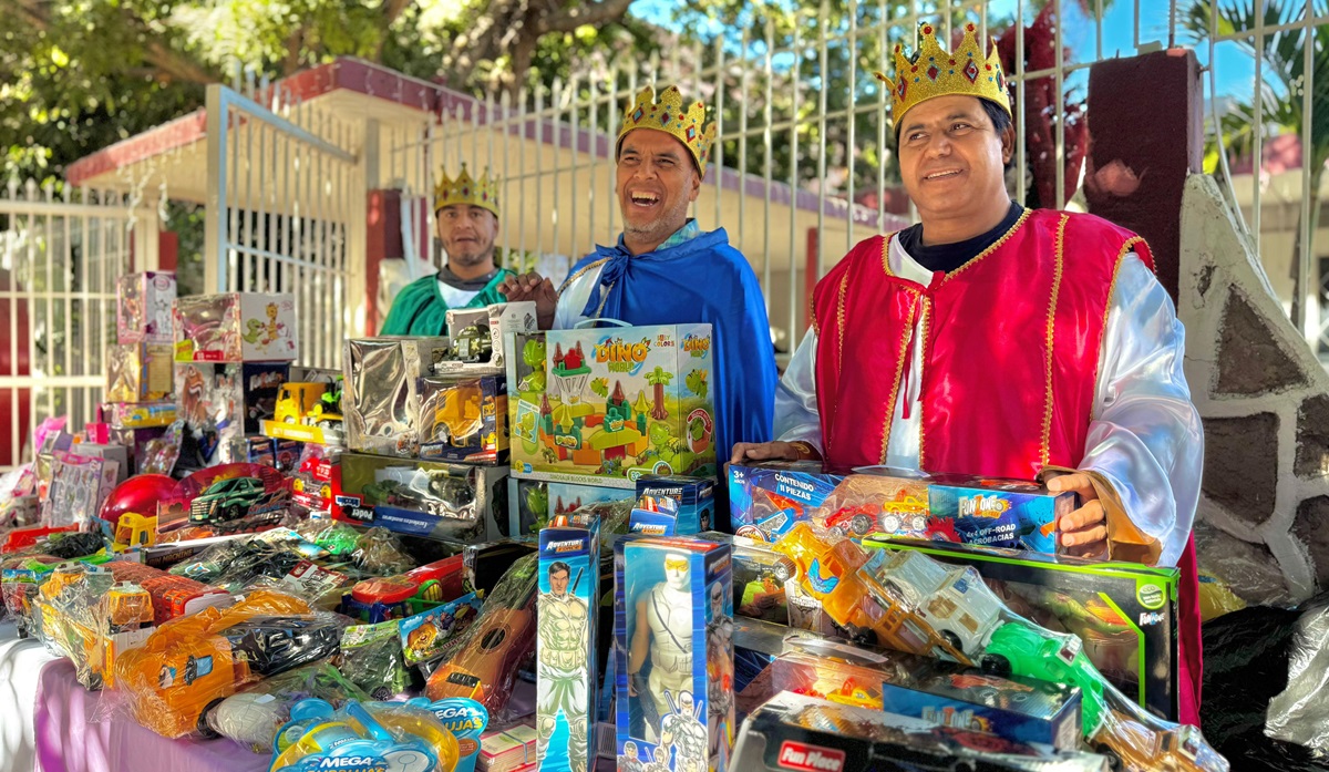 Niñas y niños de El Fuerte celebran el Día de Reyes con juguetes, rosca y dulces