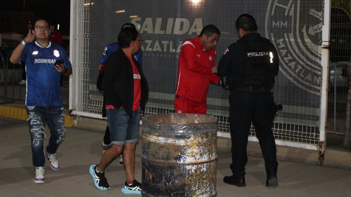 Termina juego entre Mazatlán FC y Toluca con 13 detenidos