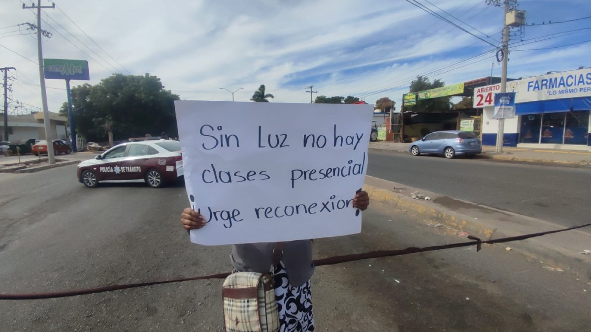 Padres de familia bloquean el bulevar Castro y Gaxiola; exigen la reconexión de la luz en escuela de Los Mochis