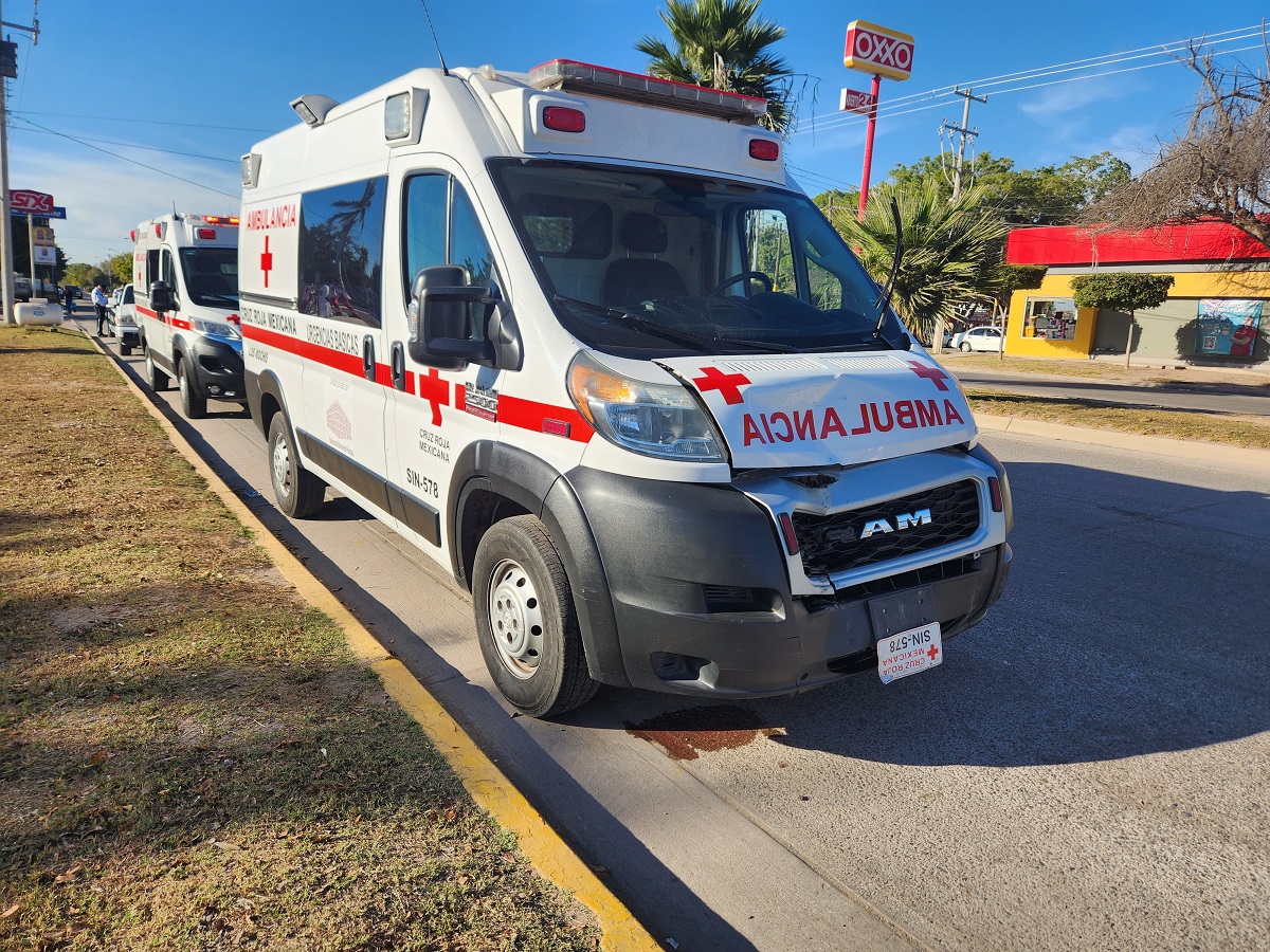 Paramédicos de la Cruz Roja de Los Mochis sufren accidente tras ser impactándos por una camioneta