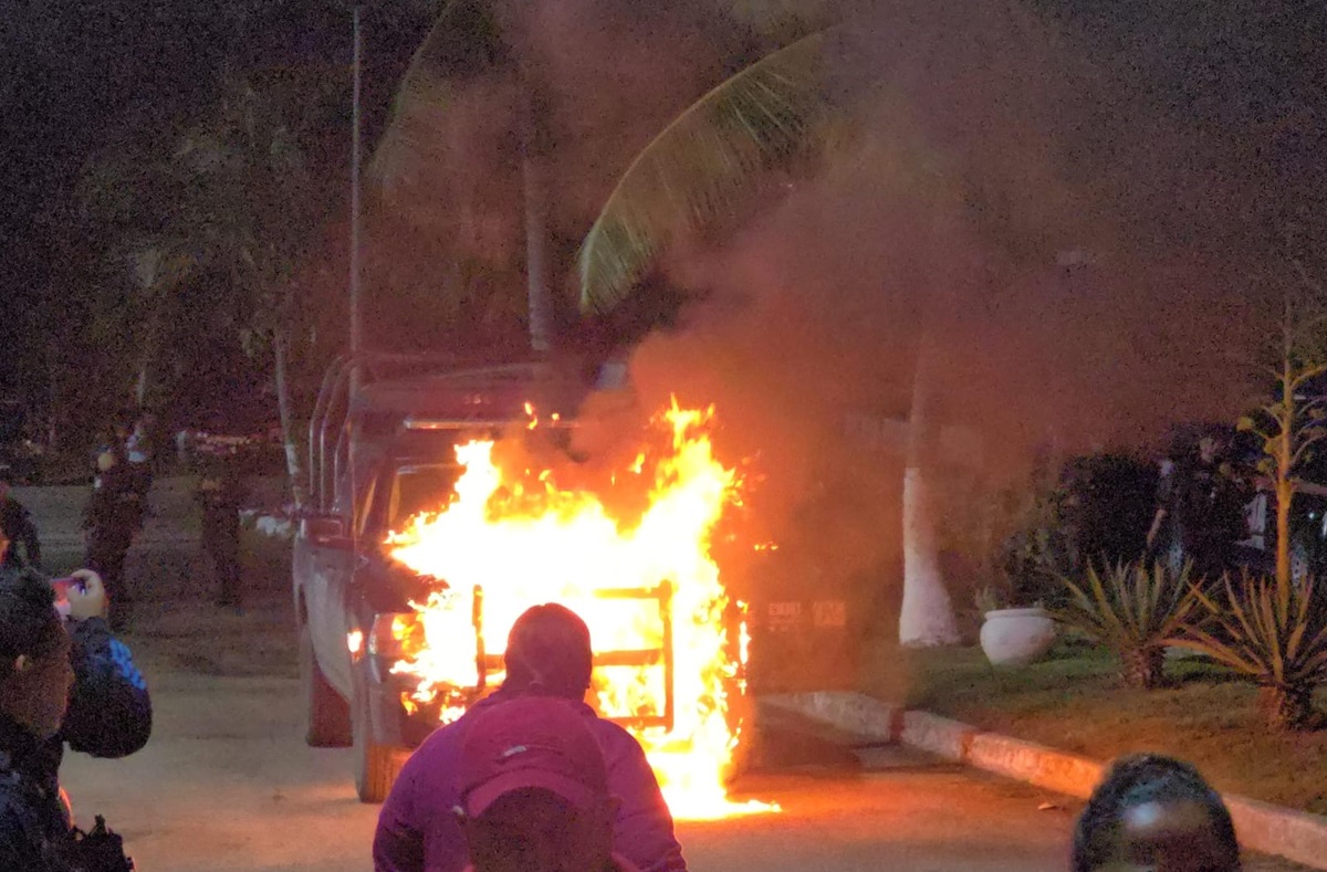 Por presunto abuso policial, investigan muerte de joven en Quintana Roo; inconformes incendian patrulla (video)