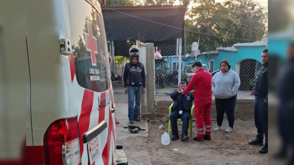 Choque entre moto y camión gasero en Guasave deja a un agente de la Policía Municipal lesionado