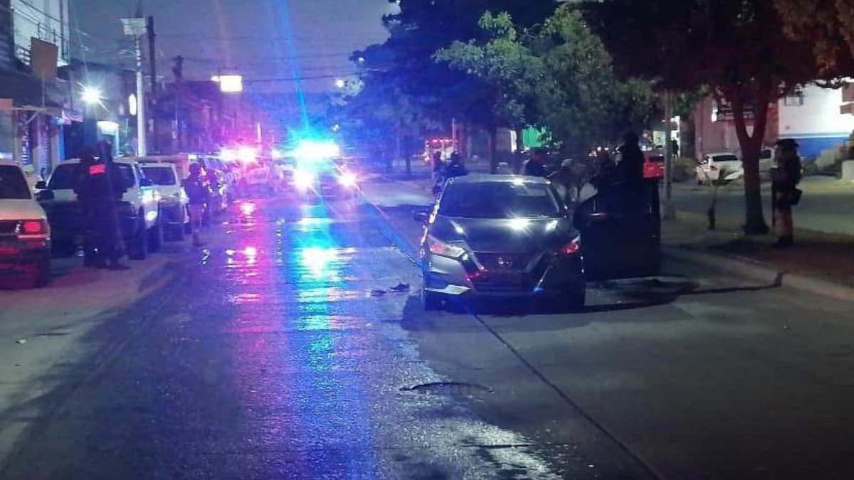 Quedan vehículos dañados en la colonia Francisco Villa de Mazatlán, tras balacera de este sábado
