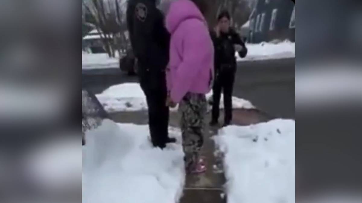 Indignación en Nueva York, policías esposan a niña afrodescendiente de 11 años