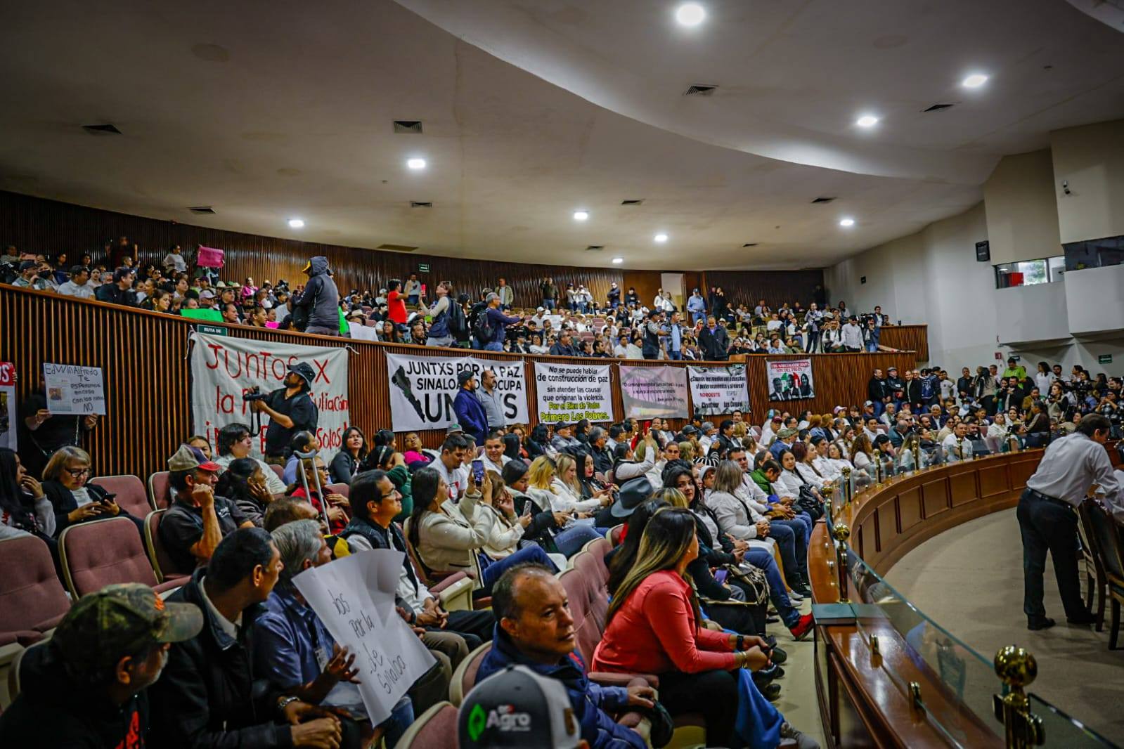 “Queremos paz” y “Fuera Rocha”; diferentes grupos irrumpen en sesión del Congreso de Sinaloa