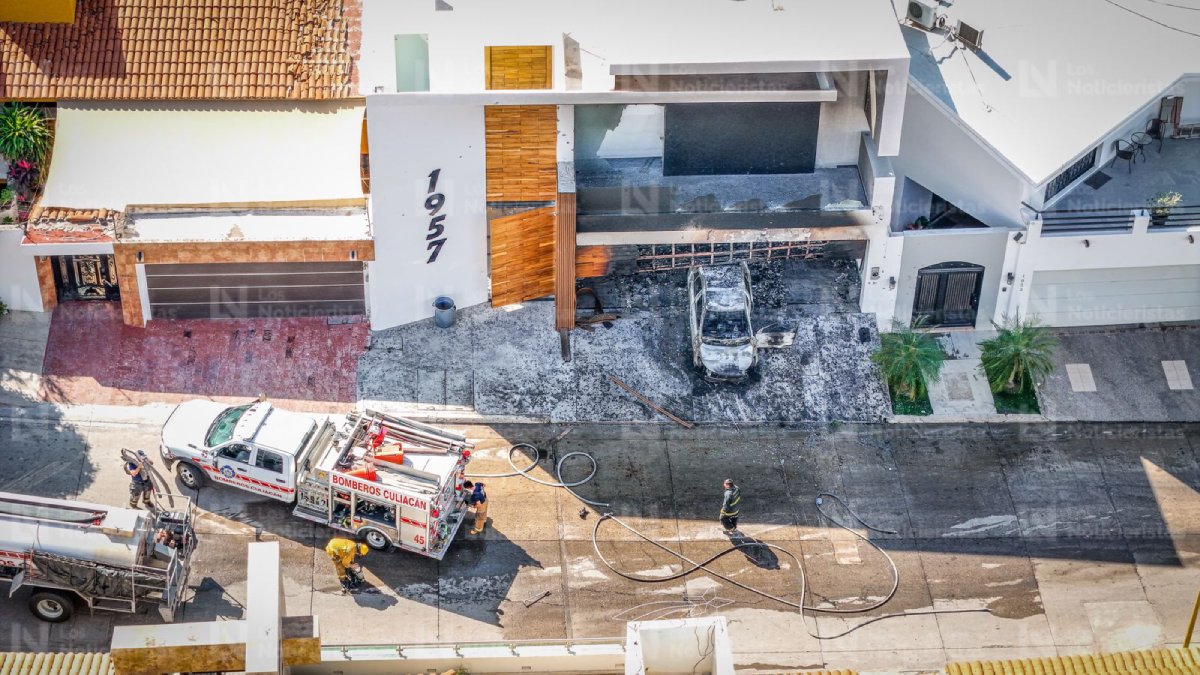 (VIDEO) Rafaguean con armas largas y queman una residencia en Colinas de San Miguel en Culiacán