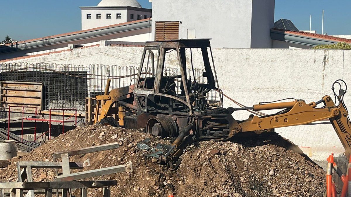 ¡Rociaron gasolina! Queman retroexcavadora y parte de una obra en construcción en Colinas de San Miguel, Culiacán