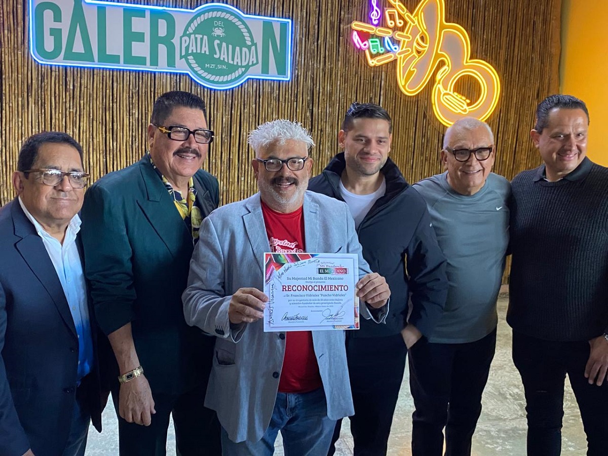 Su Majestad Mi Banda El Mexicano reconoce a Francisco Vidriales por más de 50 años de trayectoria
