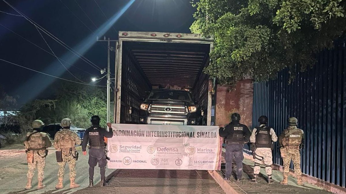 Recuperan camión de carga reportado como robado en Culiacán; tenía una camioneta Toyota Tundra en su interior