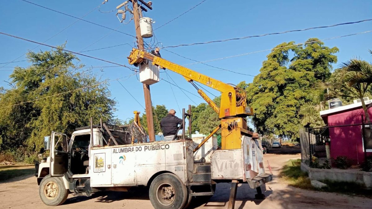 Sigue la reparación de luminarias en El Fuerte; se trabaja por un municipio más iluminado y seguro