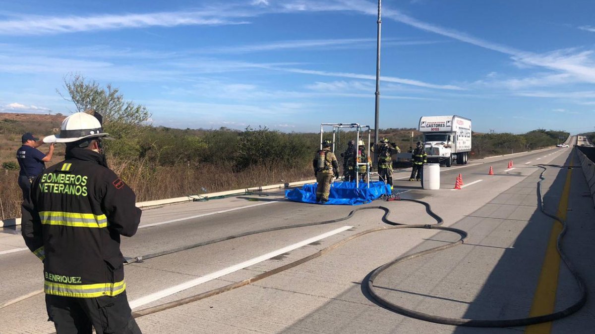 Reportan derrame de químicos por fuga en camión transportador sobre la Tomatlán-Culiacán