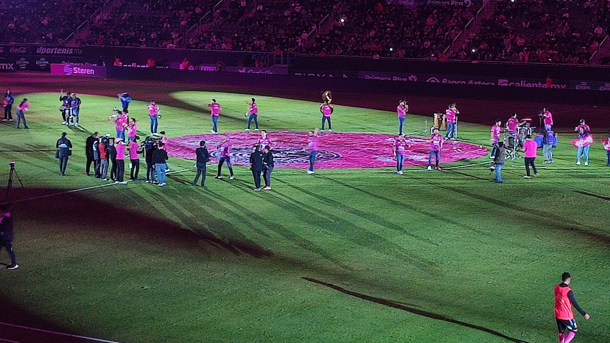 Retumba la Banda El Recodo en su Show de Medio Tiempo en el estadio El Encanto