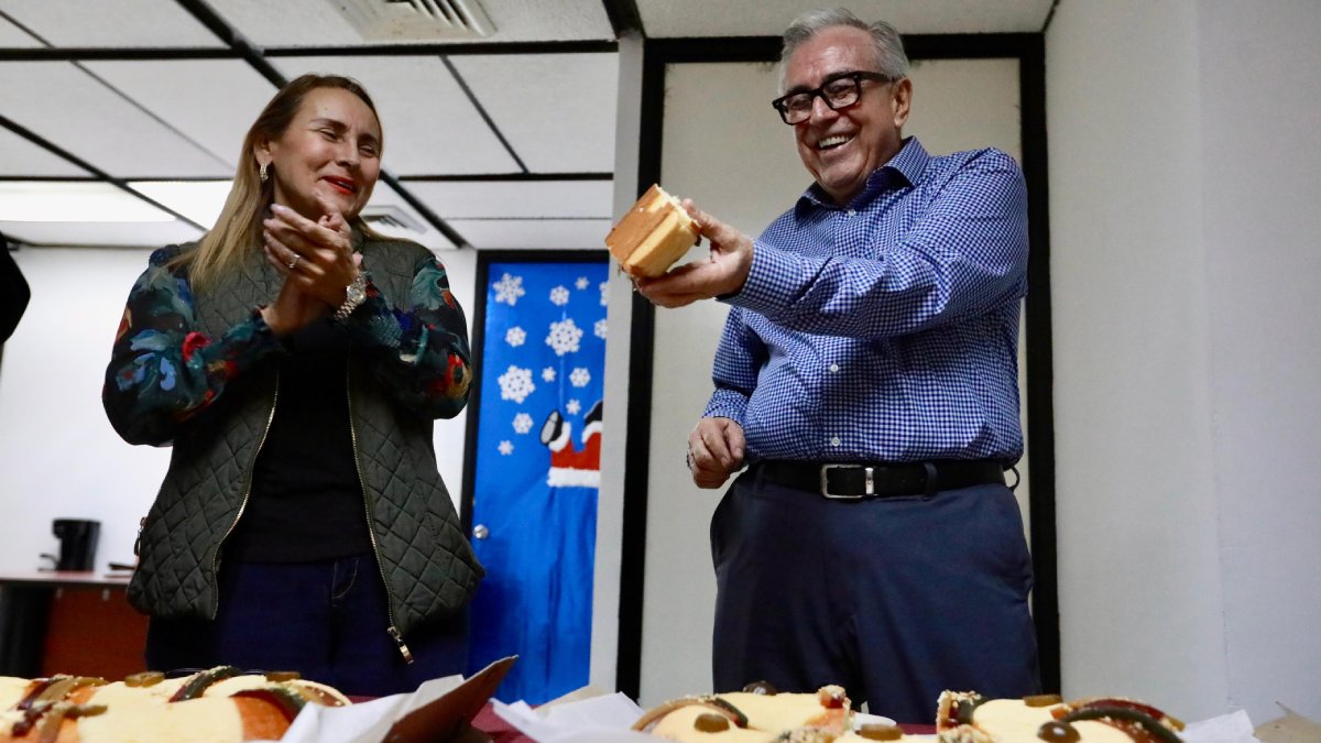 Rocha Moya recorre oficinas de Gobierno para recibir a los trabajadores que reanudaron labores