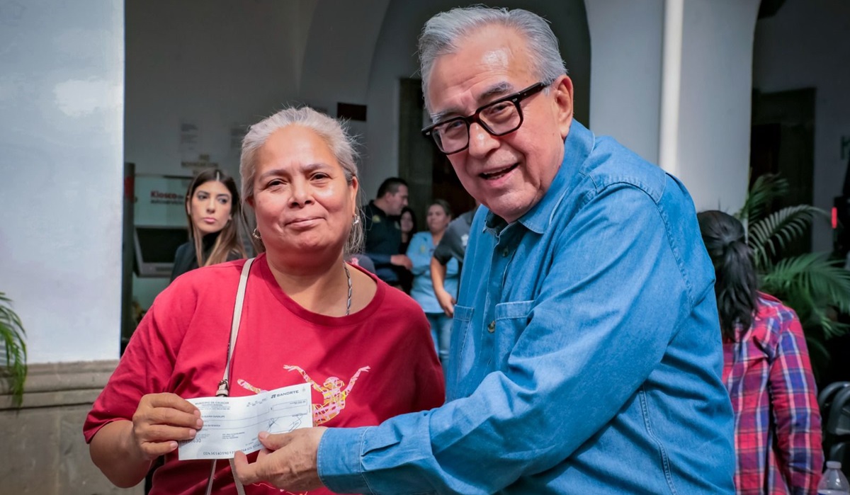 Entrega Rocha 200 nuevos apoyos económicos para comerciantes de Culiacán