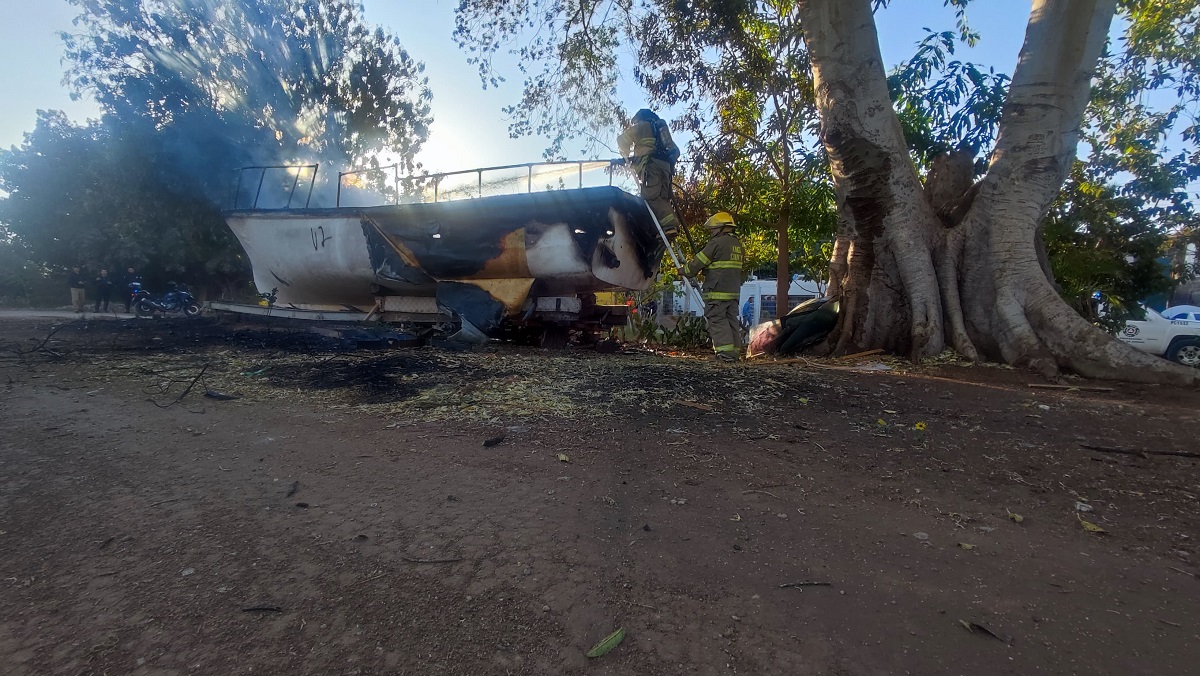 Incendio de una lancha en la colonia Burócrata moviliza a los cuerpos de auxilio de Los Mochis
