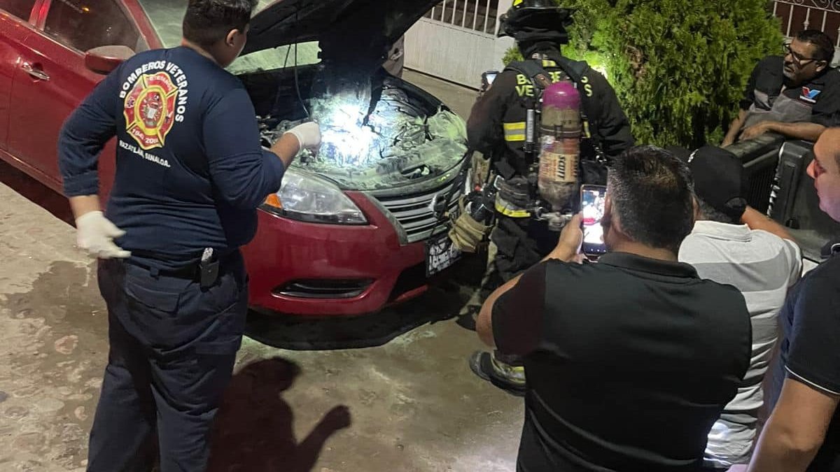 Se incendia vehículo en el fraccionamiento Misiones de Mazatlán; el mismo propietario  sofoca el fuego