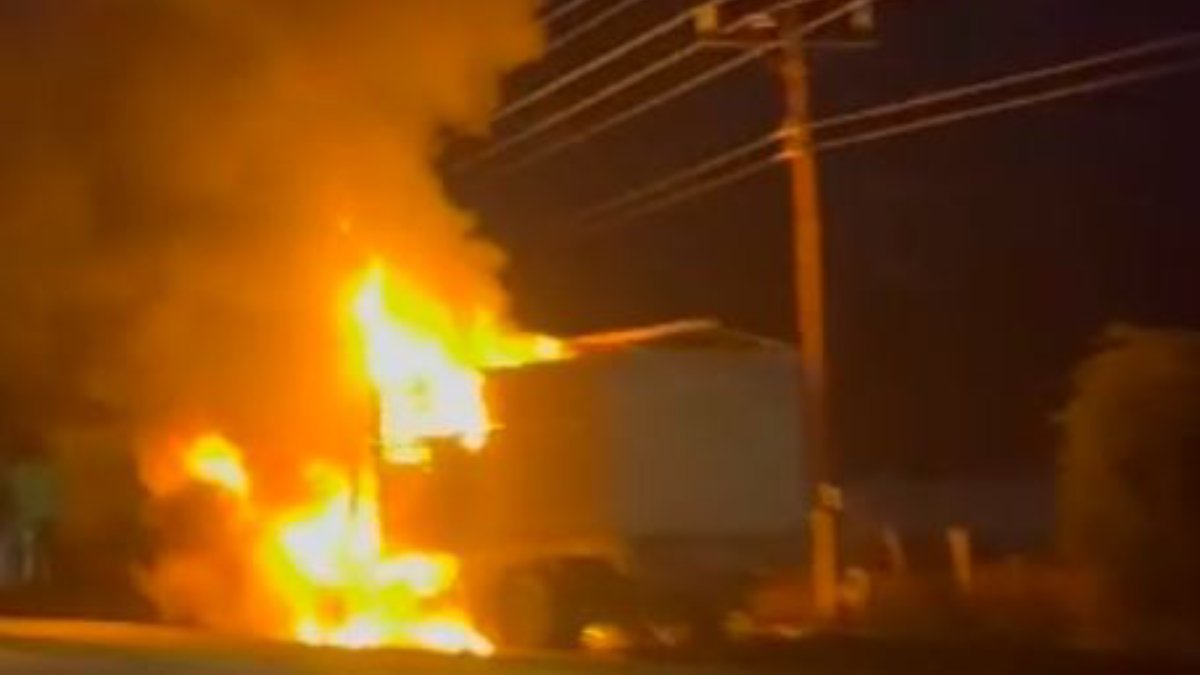 Se incendia un camión tipo torton por la carretera Culiacán-Eldorado; no obstruye la vialidad