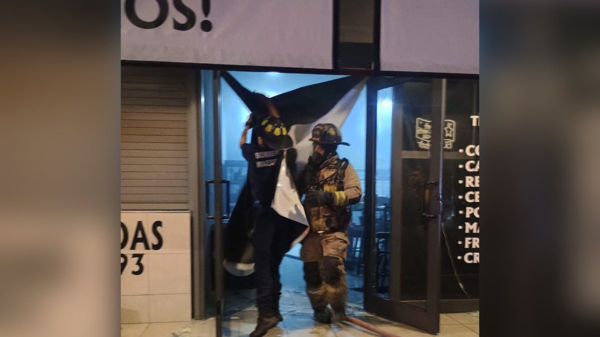 ¡Surgió de un montón de carbón! Se incendia negocio de venta de carnes en Mazatlán