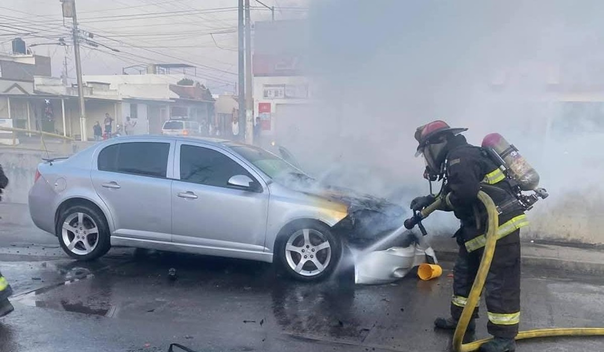 Automóvil se incendia en el fraccionamiento Arboledas en Mazatlán