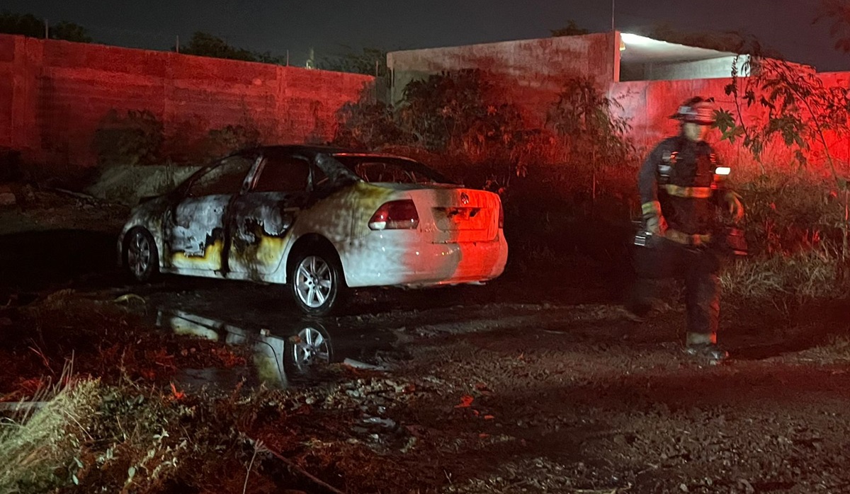 Se incendia vehículo en el sector Juntas del Humaya en Culiacán; lo abandonaron en el monte