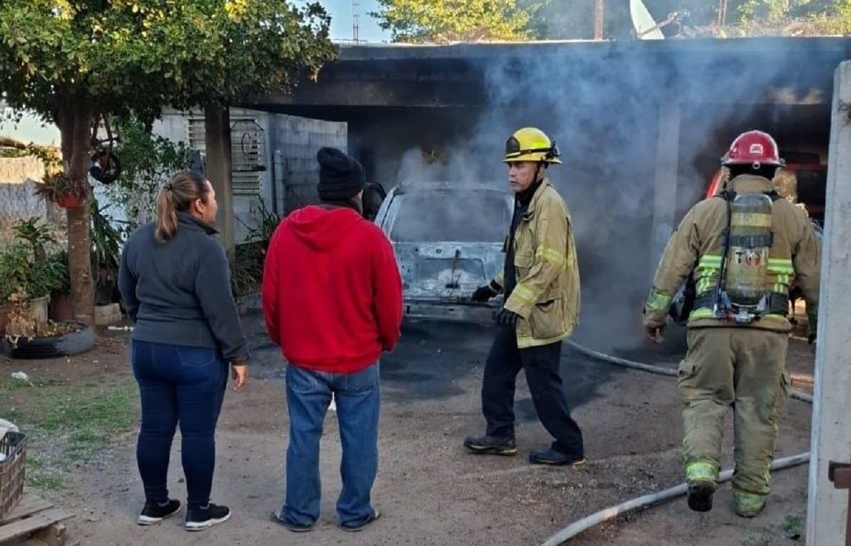 Se incendia un vehículo en el porche de una vivienda en Las Brisas, Guasave