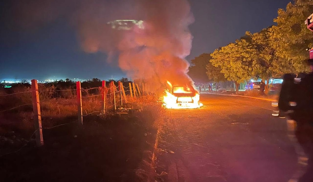 ¡Fue pérdida total! Se quema vehículo en colonia Rincón de Mazatlán