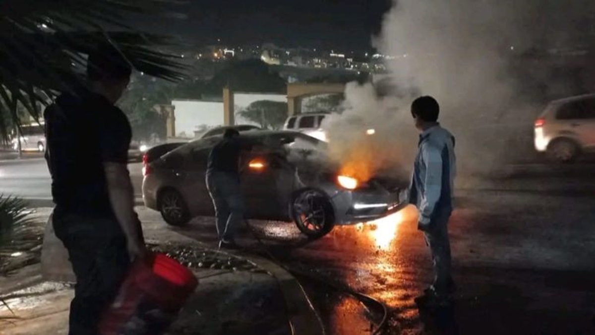 Incendio de vehículo sobre la Álvaro Obregón moviliza a Bomberos, en Culiacán