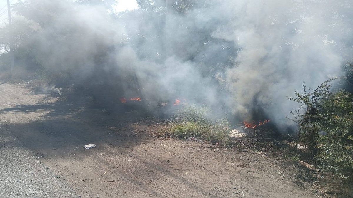 Se prende otro lote baldío en Mazatlán a un costado de una recicladora, en la colonia Urías