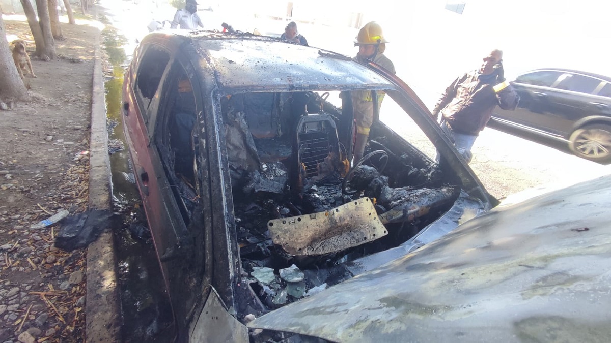 Se incendia vehículo a las afueras del panteón municipal en Los Mochis