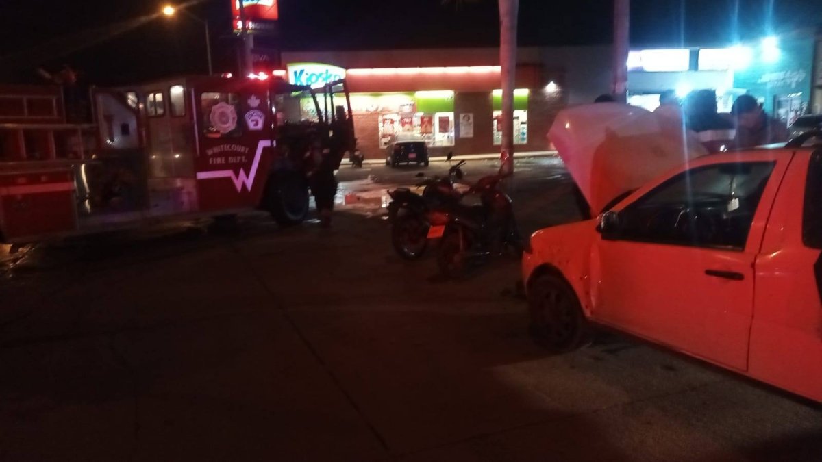 Se quema vehículo en Urbivilla del Real, en Mazatlán; Bomberos Veteranos atendieron la emergencia