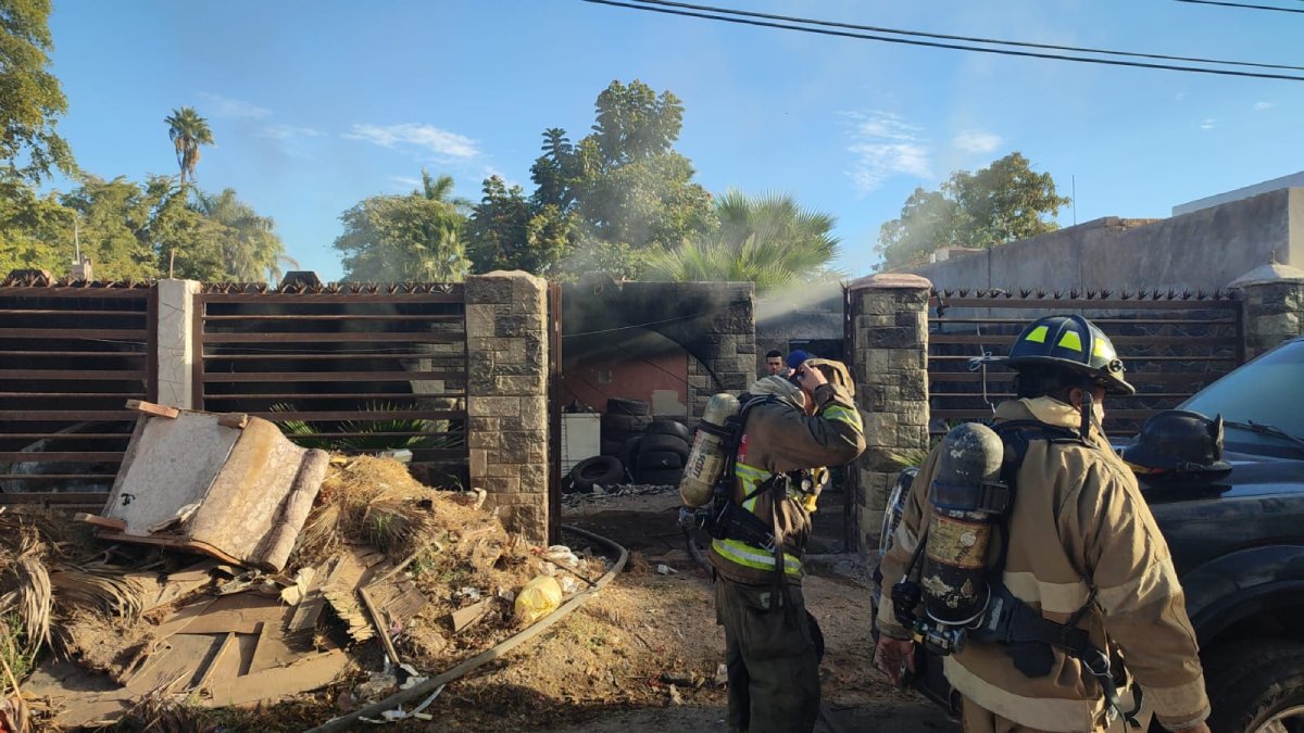 Fuego consume una vivienda en el Ejido Mochis; se reportan solo daños materiales
