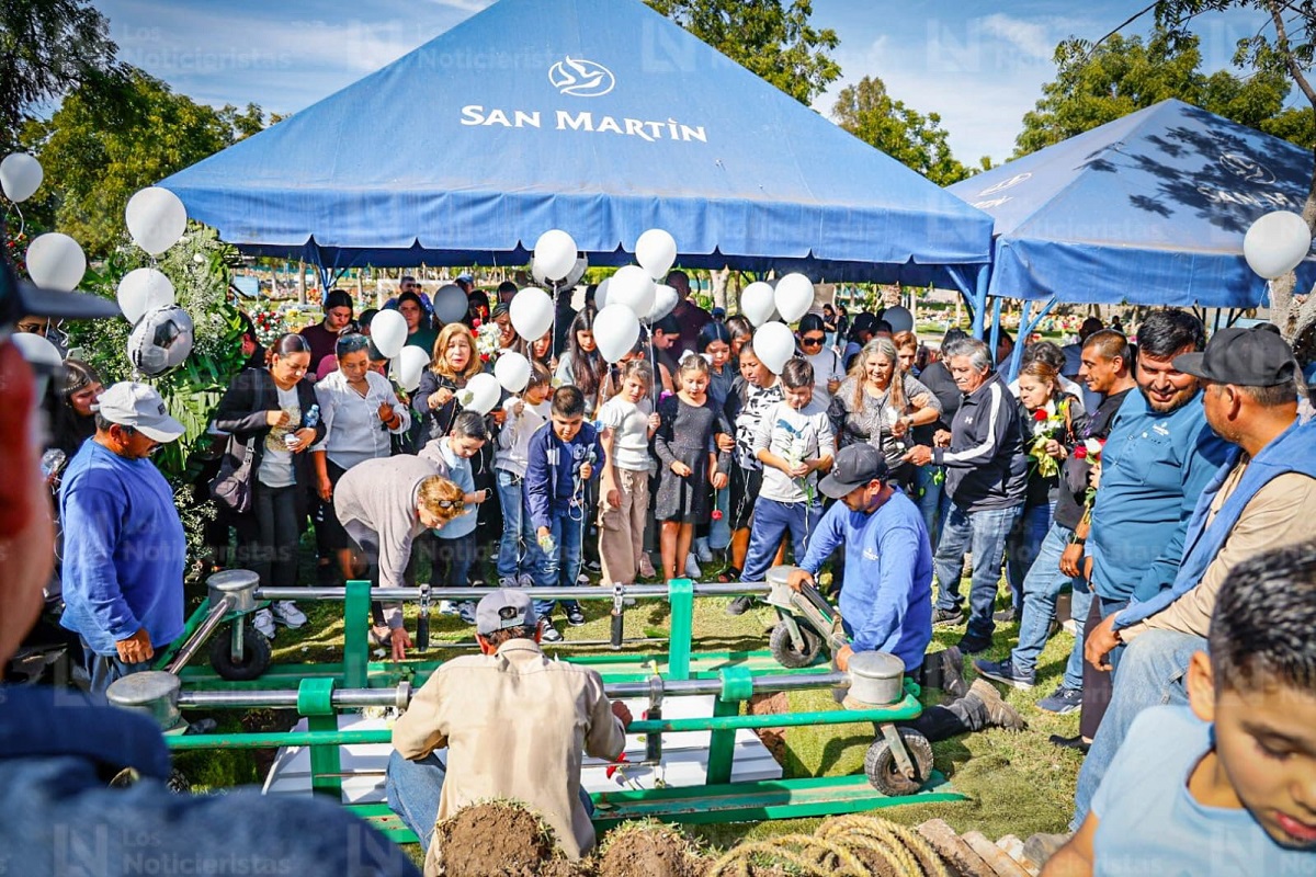 Entre aplausos, lágrimas y globos blancos despiden a los niños Gael y Alexander, y a su padre