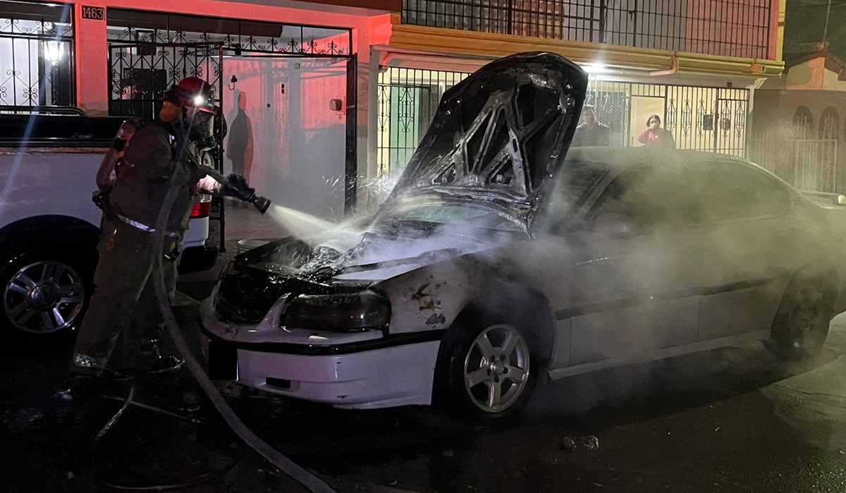 Entre vecinos y bomberos sofocan incendio en un carro en Las Huertas, en Culiacán