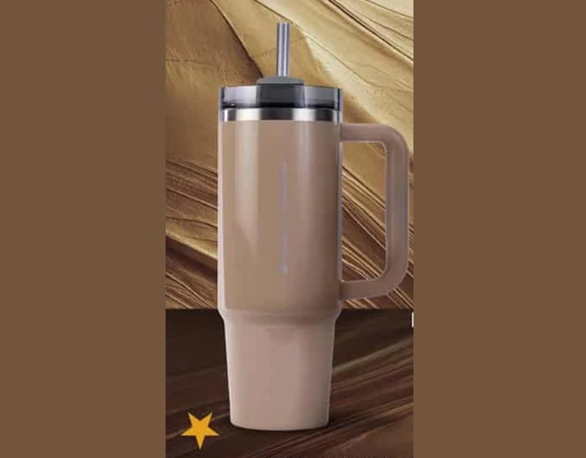 El primero del año… Starbucks anuncia lanzamiento de Stanley Dorado ¿Cómo y cuándo conseguirlo?