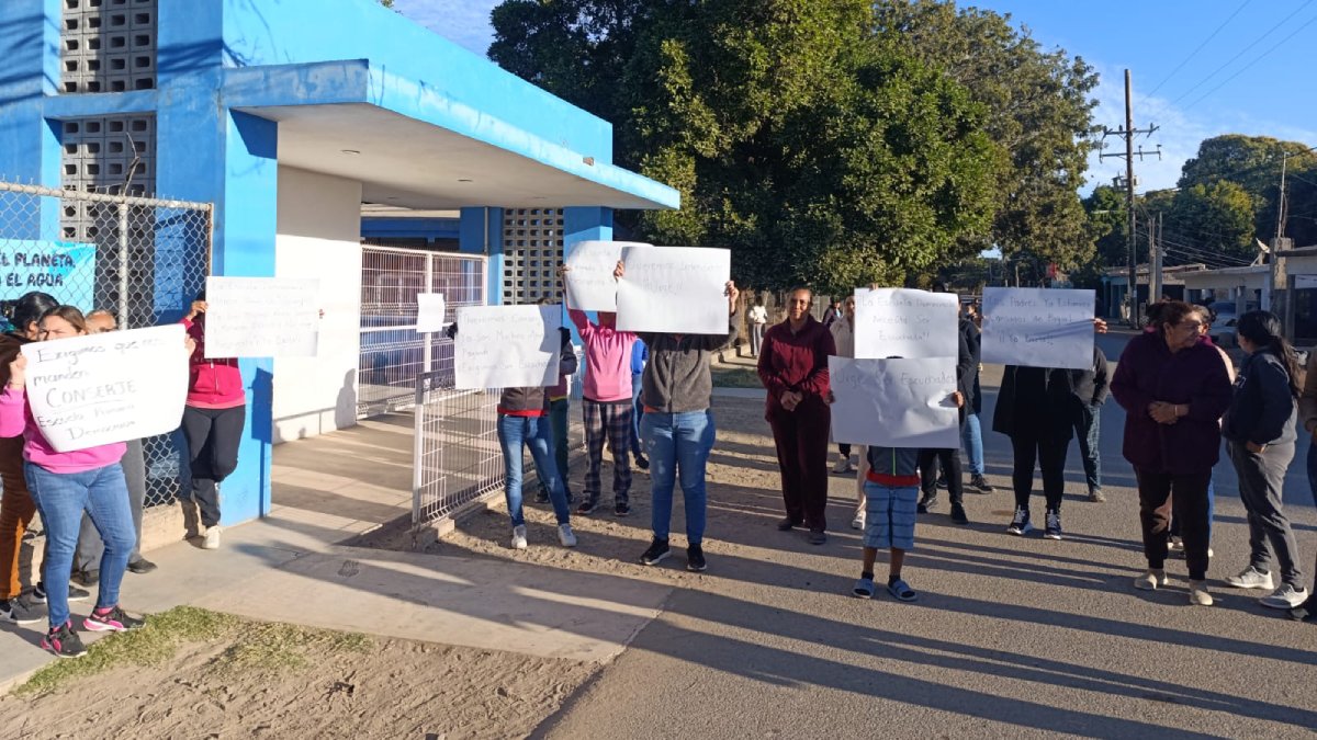 Toman padres de familia primaria de Buen Retiro, Guasave, por falta de intendente