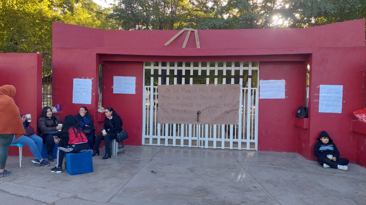 ¡Una más! Toman madres de familia primaria José María Morelos de la colonia Anáhuac en Los Mochis; exigen luz