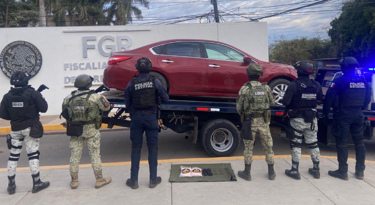 Aseguran en Navolato un vehículo con fentanilo y municiones