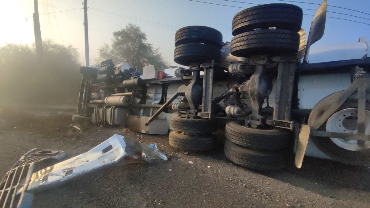 Pipa y tractocamión chocan sobre la Federal México 15 en Juan José Ríos; la primera queda volcada