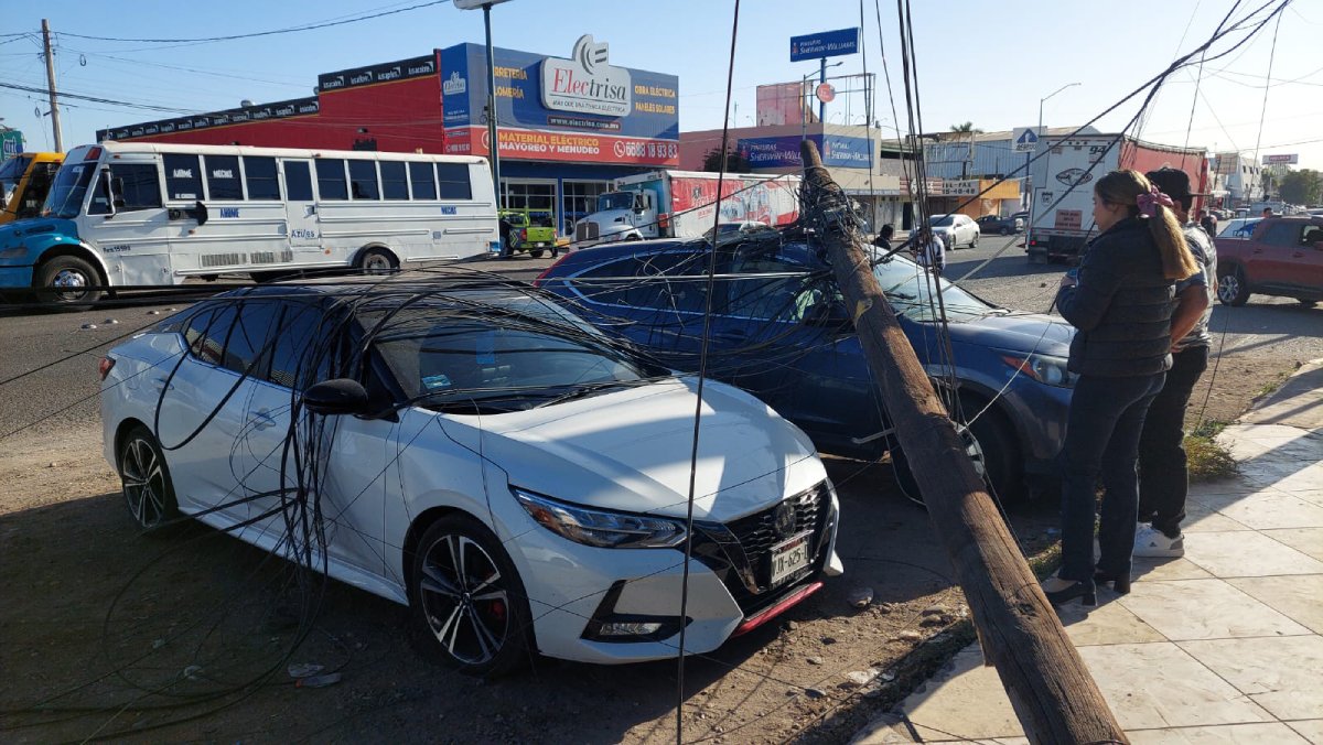 Tráiler derriba postes de telefonía y daña a tres vehículos sobre la Independencia en Los Mochis