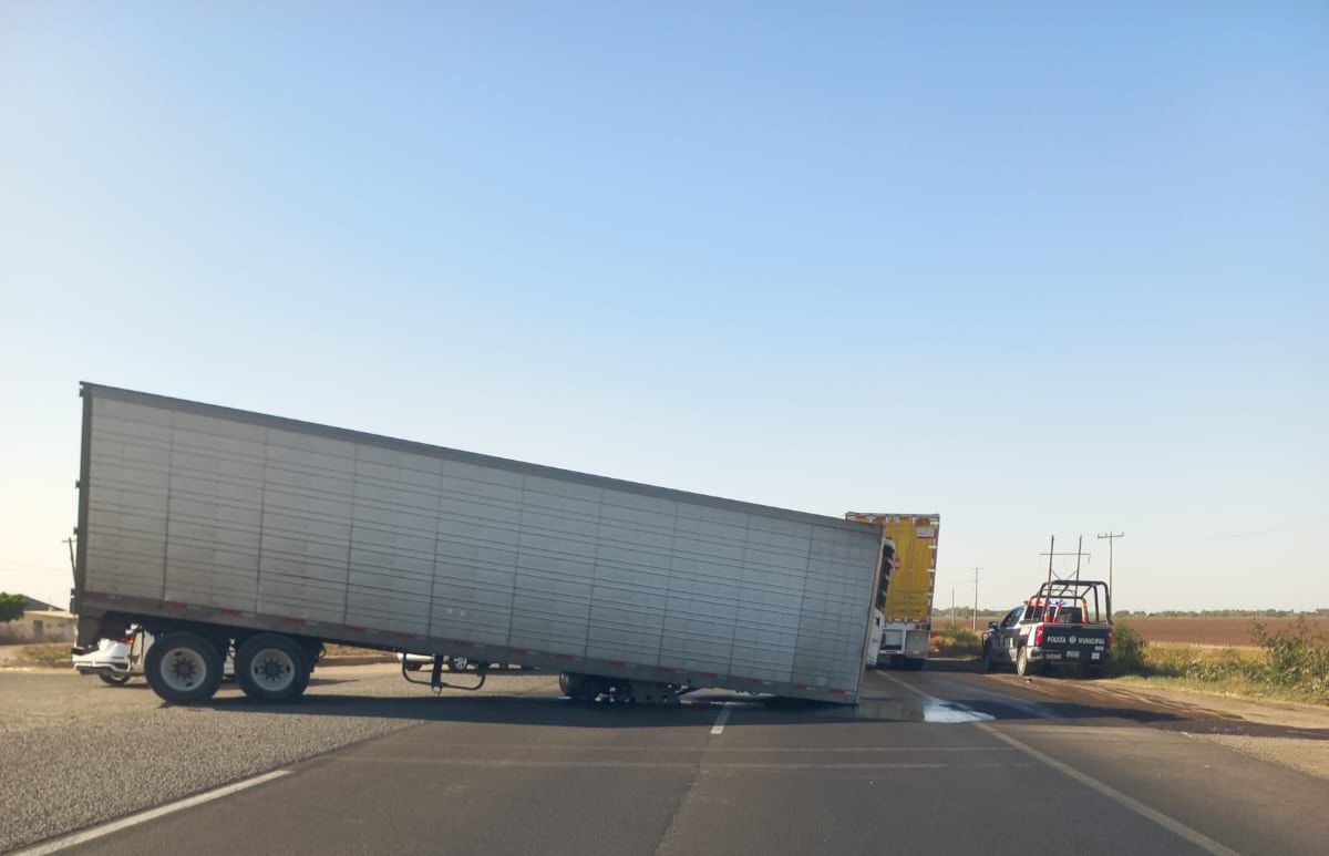 Se desprende caja de un tráiler y bloquea carriles de la México 15, en Guasave