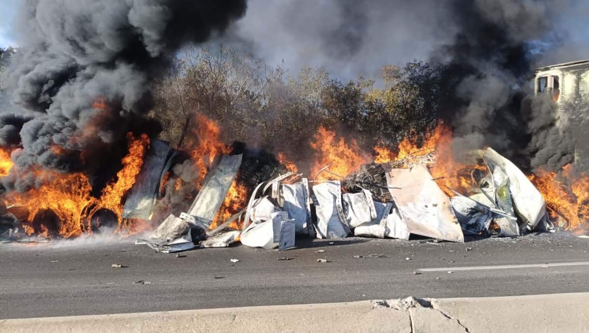 Muere calcinado chofer de tráiler en la maxipista Mazatlán-Culiacán; cerrada la carretera de norte a sur