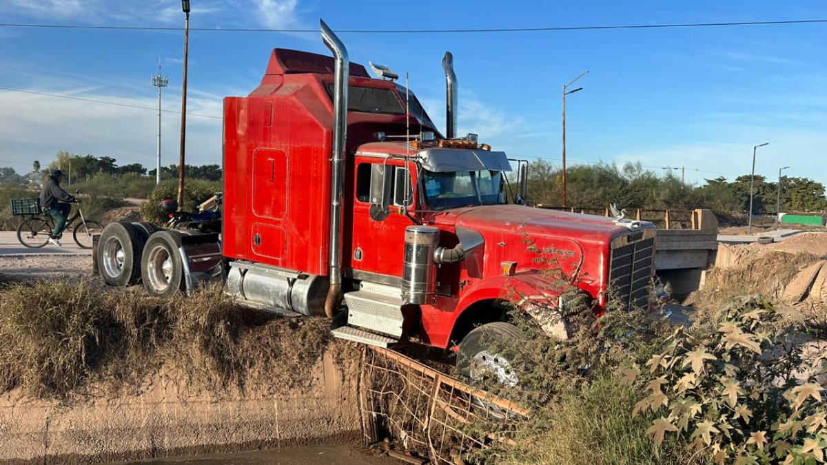 ¡Vaya susto! Tráiler se queda a unos centímetros de caer a las aguas de un canal en Los Mochis