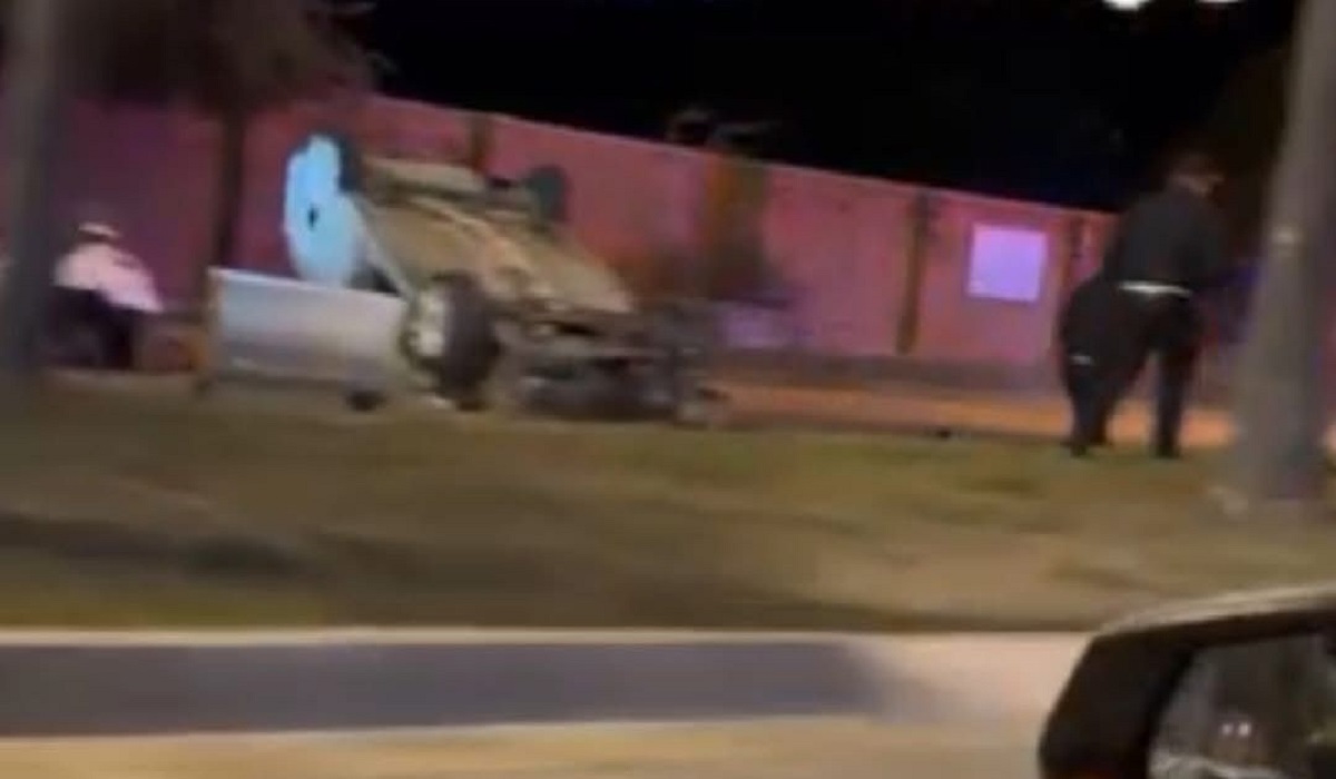 Conductor pierde el control y termina volcado en Mazatlán