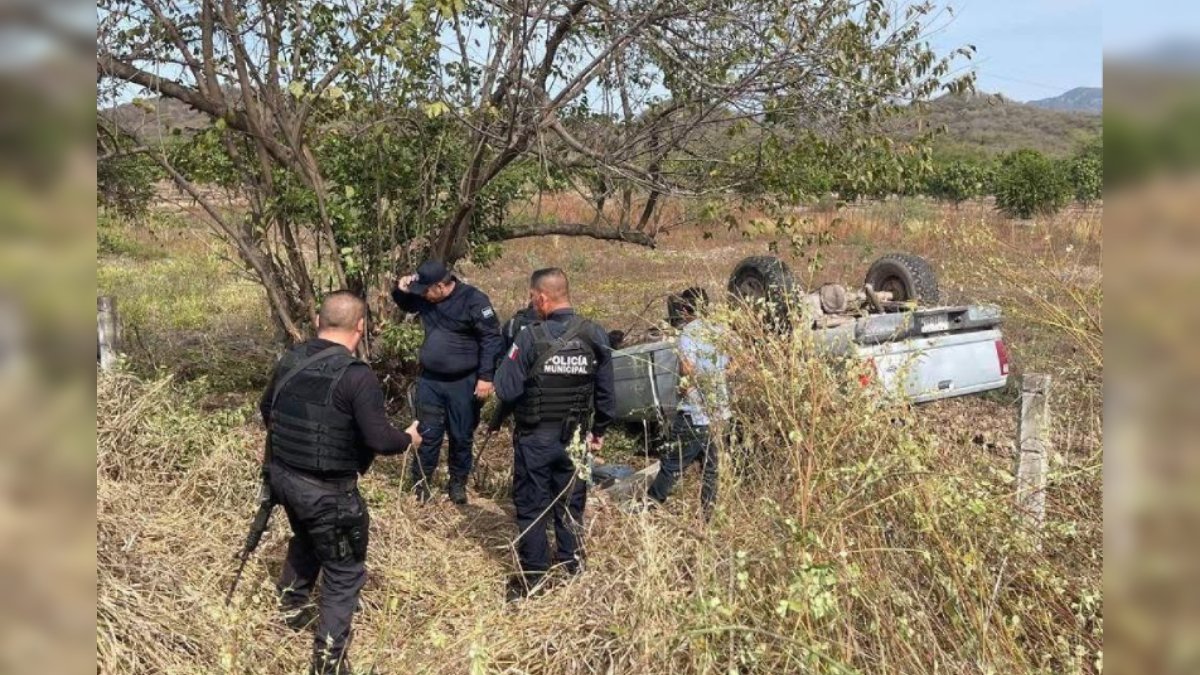 Muere hombre en aparatosa volcadura en Escuinapa; se salva su hijo