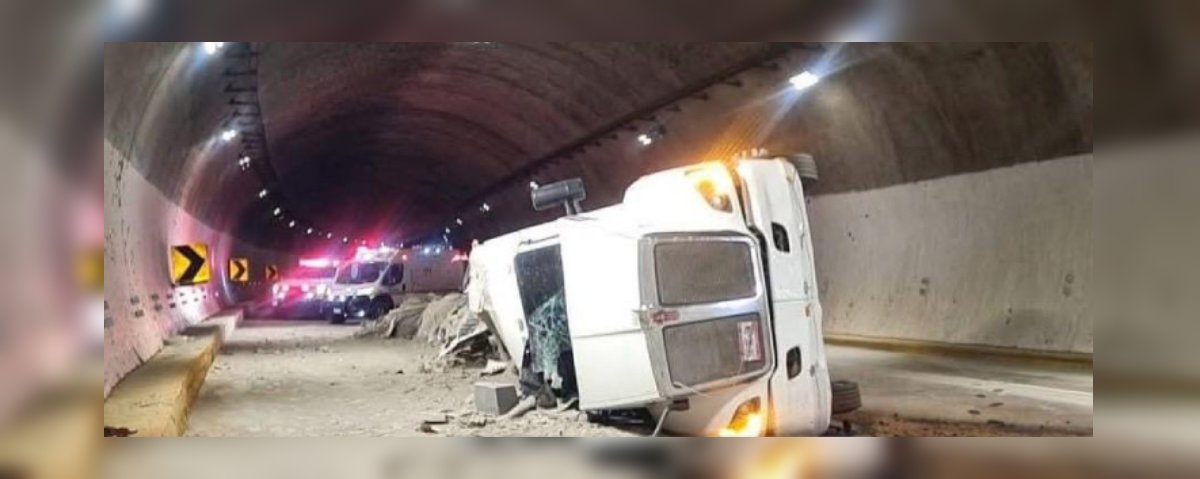 Cierran tramo de la autopista Durango-Mazatlán tras volcadura de tráiler